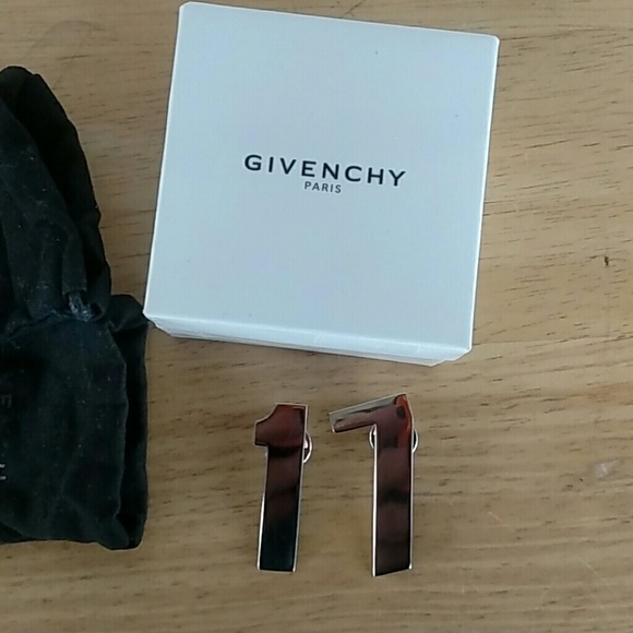 Givenchy 17 Pin Set Ricardo Tisci - Picture 3 of 7